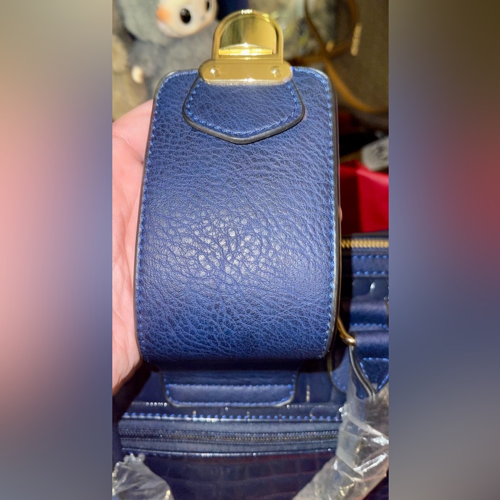 Dasein Large Blue Alligator Embossed Hand/Shoulder Bag with Matching Wristlet. - Picture 12 of 16